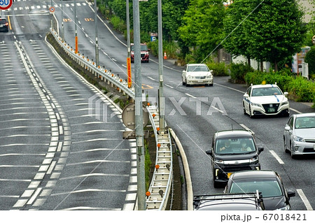 笹目通りの事故多発地点の下りカーブを歩道橋上から眺める 笹目通りの事故多発地点の下りカーブを歩道橋上から眺める 67018421