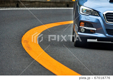 急カーブを走行する車 67018776