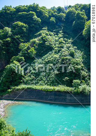 奥清津発電所 二居ダム 清津川 新緑の景色 新潟県 奥清津発電所 二居ダム 清津川 新緑の景色 新潟県 67018981