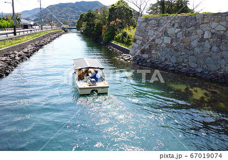 遊覧船が通る指月川の景色 67019074