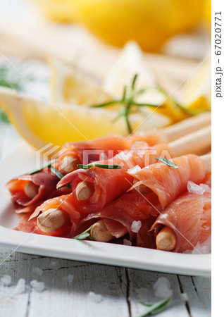 Smoked salmon with lemon and rosemary 67020771