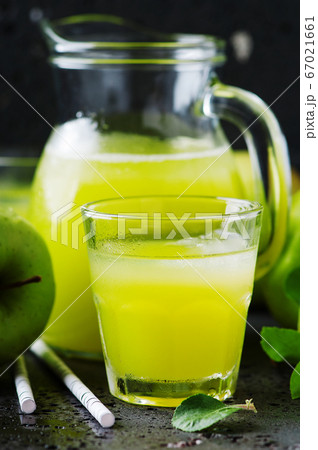 Fresh apple juice and green apples 67021661