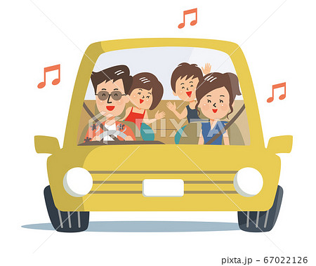 夏に楽しくドライブする4人家族 67022126
