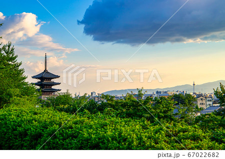 京都の祇園　八坂の塔（五重塔）夕景 67022682