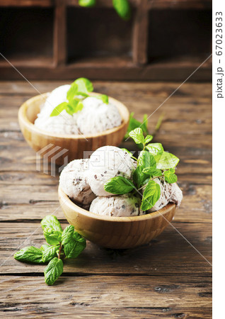 Sweet ice cream with mint and chocolate 67023633