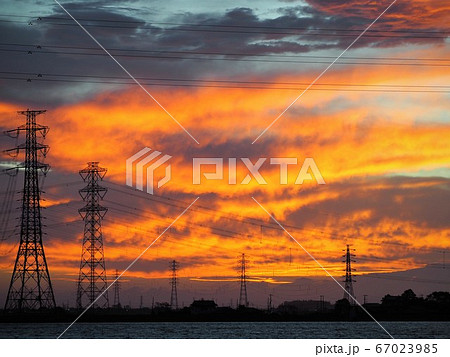 夕焼け空 オレンジ色の夏の写真素材