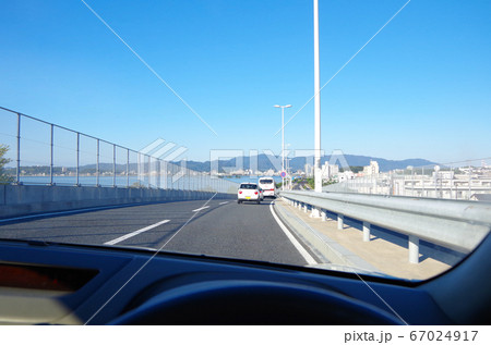 宍道湖南岸を走行中の車内から見える快晴の宍道湖と宍道湖大橋周辺の風景 … 島根県 松江市（快晴） 67024917