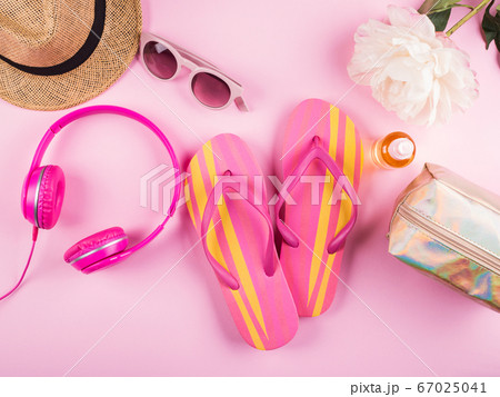 Summer beach vacation concept. Flat lay 67025041