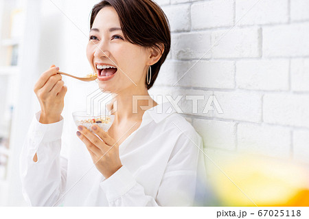 フルグラ　女性　朝食 67025118