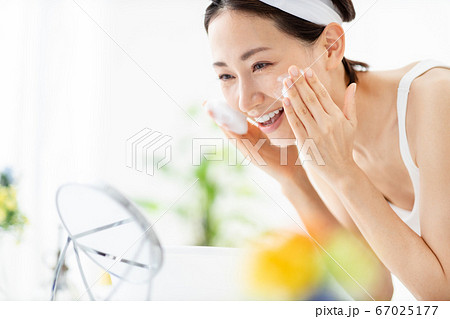 洗顔　女性　イメージ 67025177
