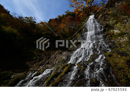 天滝の紅葉の写真素材