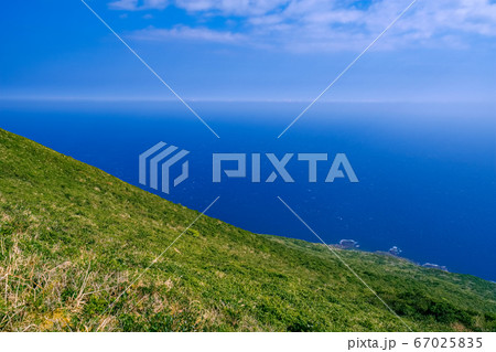 東京都・八丈町 八丈富士から望む青空と青い海 67025835