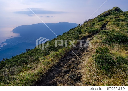 東京都・八丈島 八丈富士からの風景 67025839