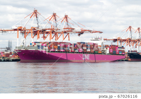 コンテナ埠頭のカラフルな貨物船の景色 67026116