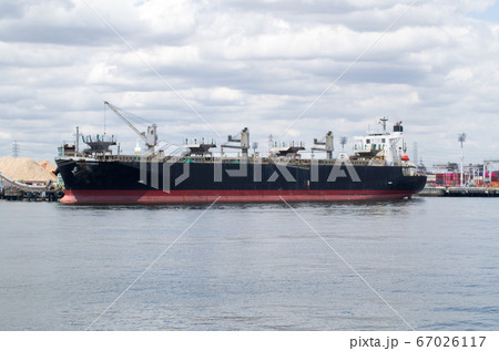 名古屋港で荷役をする貨物船 67026117