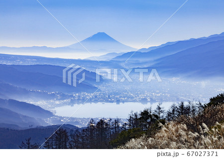 富士山と朝靄に包まれた諏訪湖の風景、長野県岡谷市高ボッチ高原にて 富士山と朝靄に包まれた諏訪湖の風景、長野県岡谷市高ボッチ高原にて 67027371