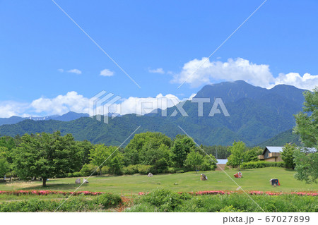 有明山を望む初夏の安曇野ちひろ公園 有明山を望む初夏の安曇野ちひろ公園 67027899