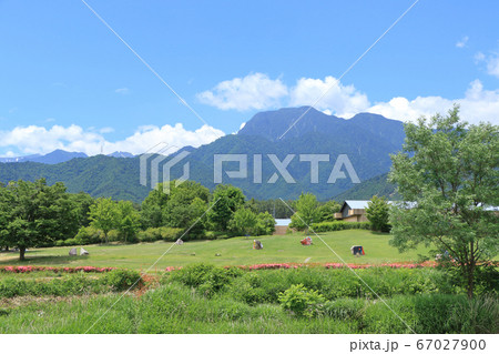 有明山を望む初夏の安曇野ちひろ公園 有明山を望む初夏の安曇野ちひろ公園 67027900