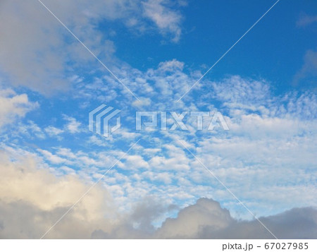 雨上がりの晴れた空 背景素材 2の写真素材 [67027985] - PIXTA