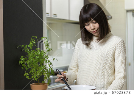 料理をする若い女性 料理をする若い女性 67028378