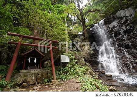 山梨の百名山の三つ峠山の母の白滝と鳥居 山梨の百名山の三つ峠山の母の白滝と鳥居 67029146