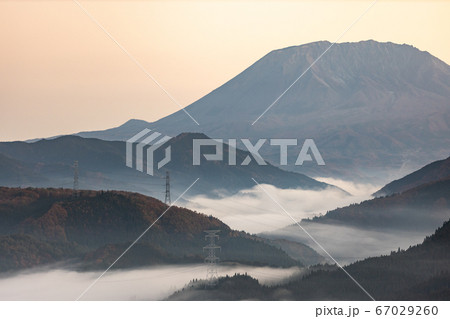 早朝の雲海 67029260