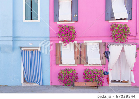 イタリア ベネチア ブラーノ島のカラフルな街並みの写真素材