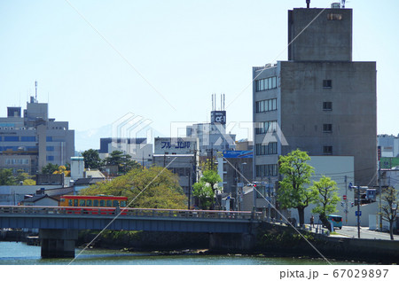 レトロなバスが走る松江大橋と川沿いの何気ない街並み風景 … 島根県 松江市（晴れ） 67029897