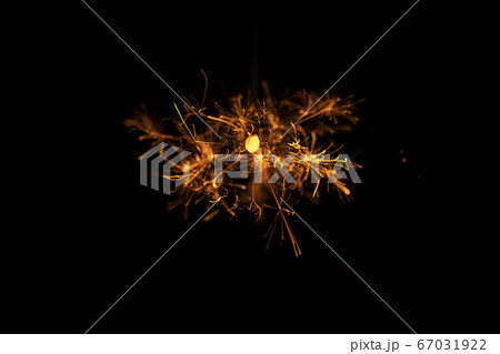 【夏イメージ】儚くも美しい線香花火 【夏イメージ】儚くも美しい線香花火 67031922