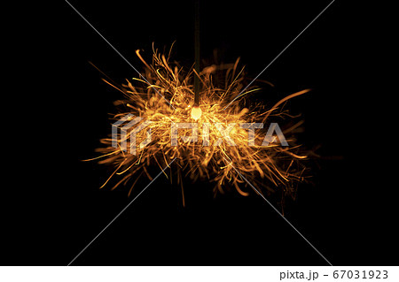 夏イメージ 儚くも美しい線香花火の写真素材