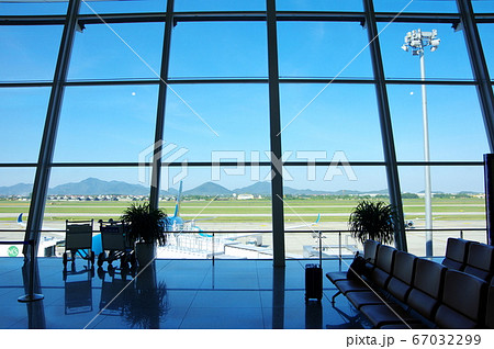 ノイバイ国際空港（ベトナム・ハノイ）の搭乗ロビー 67032299