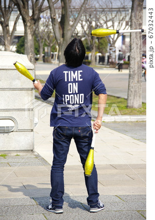 ジャグリングの練習 67032443