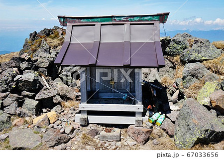 日光白根山頂の祠 日光白根山頂の祠 67033656