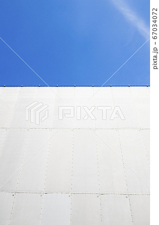 建設現場の白い養生シートと青空 67034072