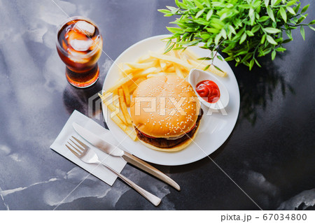 ダイエットの敵:ハンバーガーとポテトとダイエットコーラ【ファーストフードのイメージ】 ダイエットの敵:ハンバーガーとポテトとダイエットコーラ【ファーストフードのイメージ】 67034800