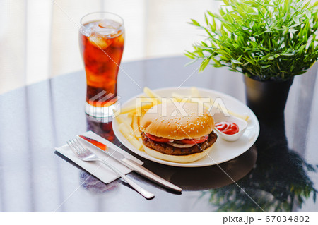 ダイエットの敵:ハンバーガーとポテトとダイエットコーラ【ファーストフードのイメージ】 ダイエットの敵:ハンバーガーとポテトとダイエットコーラ【ファーストフードのイメージ】 67034802