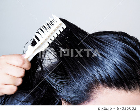 Asian woman have black hair combing long hair 67035002