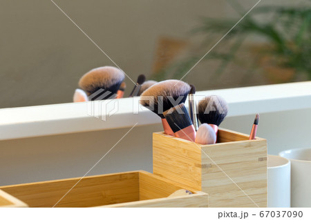 Professional makeup brush set on makeup table near mirror in wooden storage box close-up beauty concept Professional makeup brush set on makeup table near mirror in wooden storage box close-up beauty concept 67037090