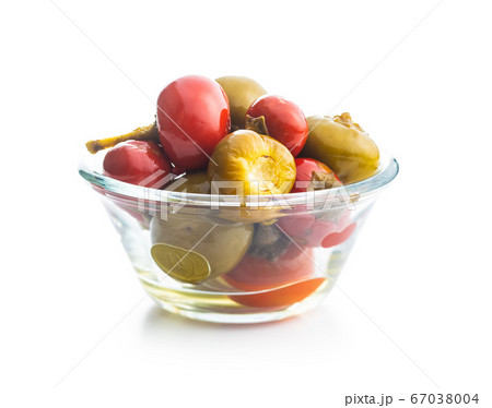 Round chili peppers. Green and red pickled 67038004