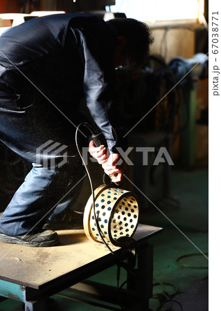 グラインダーで部品の切断作業 グラインダーで部品の切断作業 67038771