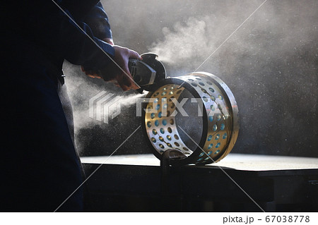 グラインダーで部品の切断作業 グラインダーで部品の切断作業 67038778