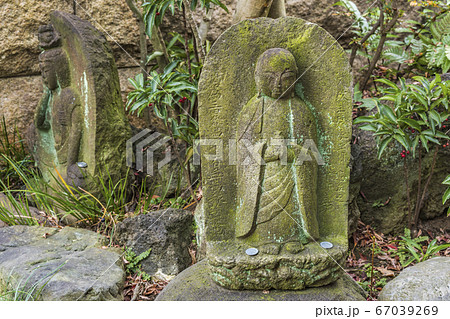 [東京・谷中] 東京の谷中七福神の長安寺に置いてある地蔵様の彫刻。 67039269