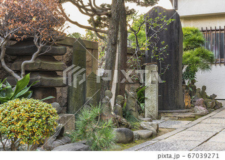 [東京・谷中] 東京の谷中七福神の長安寺に置いてある十六羅漢の彫刻と梵字の刻まれている板碑。 67039271