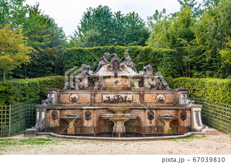Grand Trianon Fountain named Water Buffet 67039810