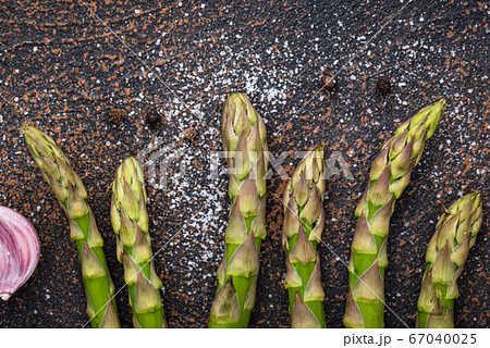 Fresh raw ripe green asparagus 67040025
