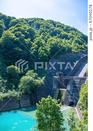 奥清津発電所 二居ダム 清津川 新緑の景色 新潟県 奥清津発電所 二居ダム 清津川 新緑の景色 新潟県 67040278