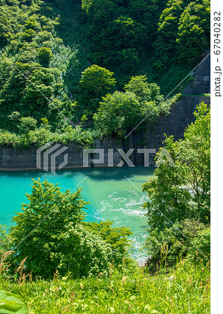 奥清津発電所　二居ダム　清津川　新緑の景色　新潟県　 67040282