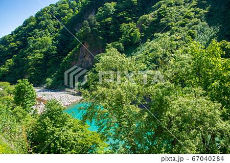 奥清津発電所 二居ダム 清津川 新緑の景色 新潟県 奥清津発電所 二居ダム 清津川 新緑の景色 新潟県 67040284