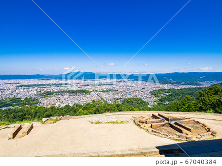 京都 大文字送り火の火床と市内全景 京都 大文字送り火の火床と市内全景 67040384