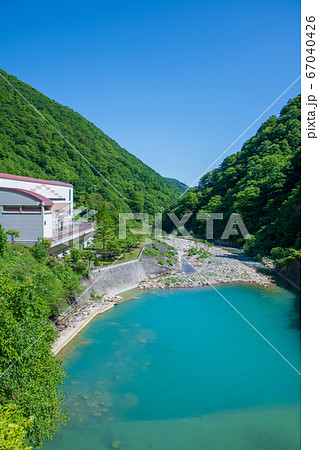 奥清津発電所 二居ダム 清津川 新緑の景色 新潟県 奥清津発電所 二居ダム 清津川 新緑の景色 新潟県 67040426